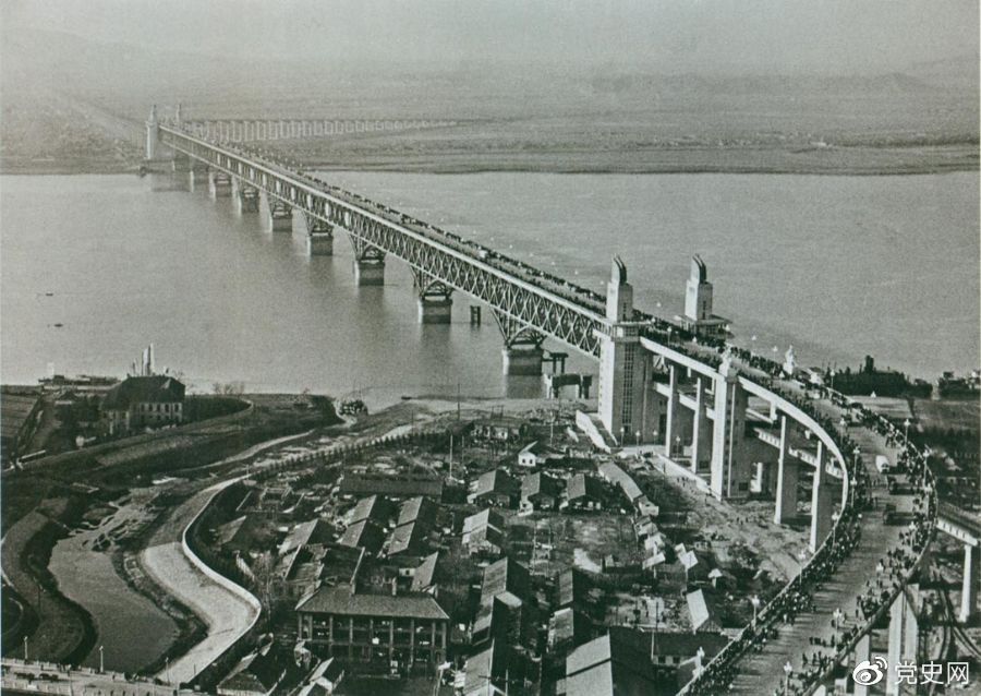 1968年12月29日， 南京長江大橋全面建成通車。這是當(dāng)時中國自行設(shè)計建造的最大的鐵路、公路兩用橋。